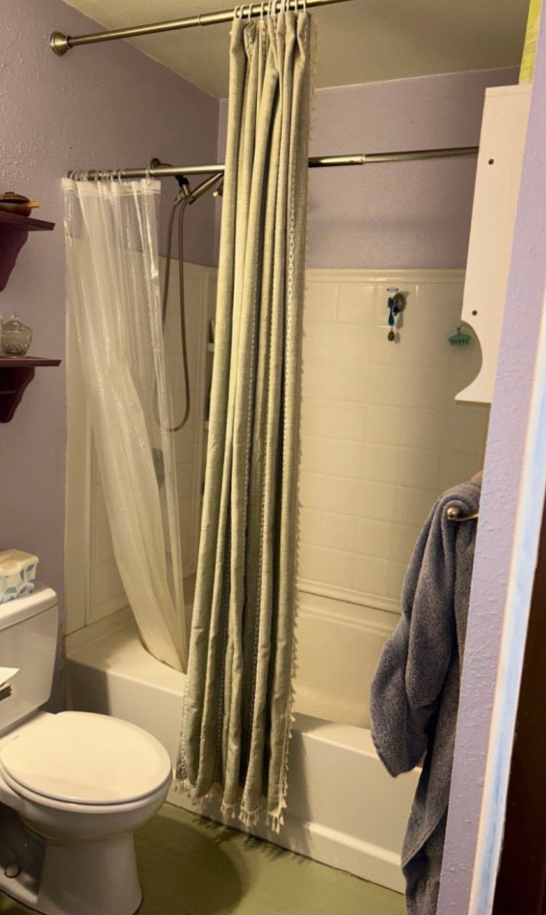 Bathroom before remodel 27